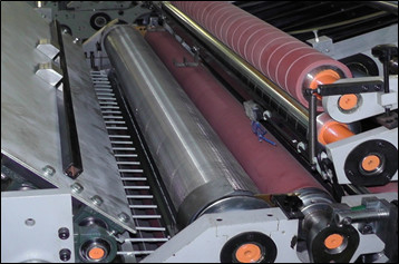 Máquina de colagem de laminação de papelão ondulado CE 5 camadas Controle PLC